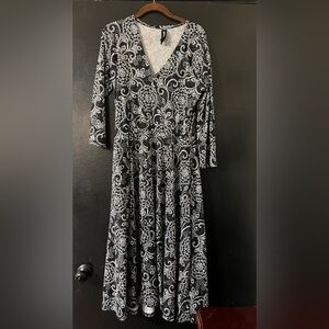 Agnes & Dora Black and White V Neck Curry Dress with Pockets